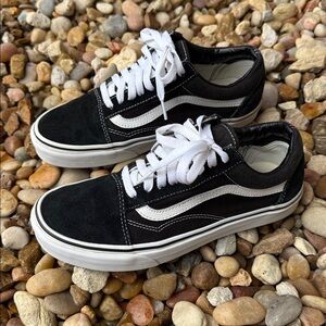 Vans Classic Old Skool Black and White Sneakers Unisex Sized Women’s 8.5 Men’s 7